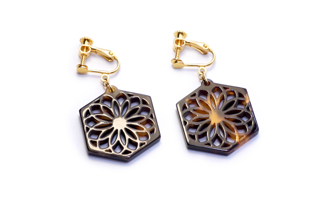 【べっ甲】亀甲型イヤリング（手毬） 