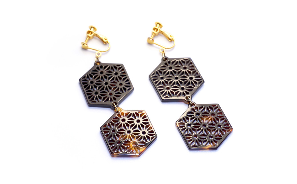 【べっ甲】亀甲型二連イヤリング（麻の葉）