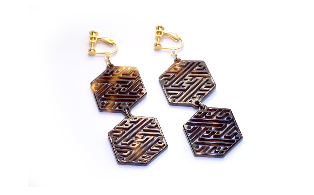 【べっ甲】亀甲型二連イヤリング（紗綾形） 