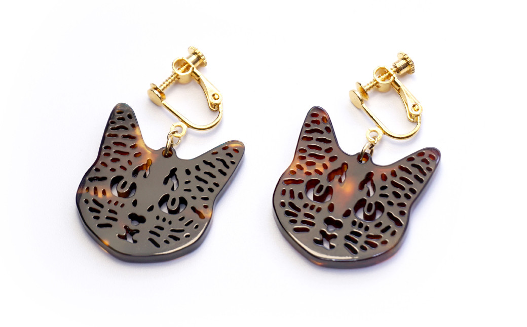 【べっ甲】すまし猫イヤリング