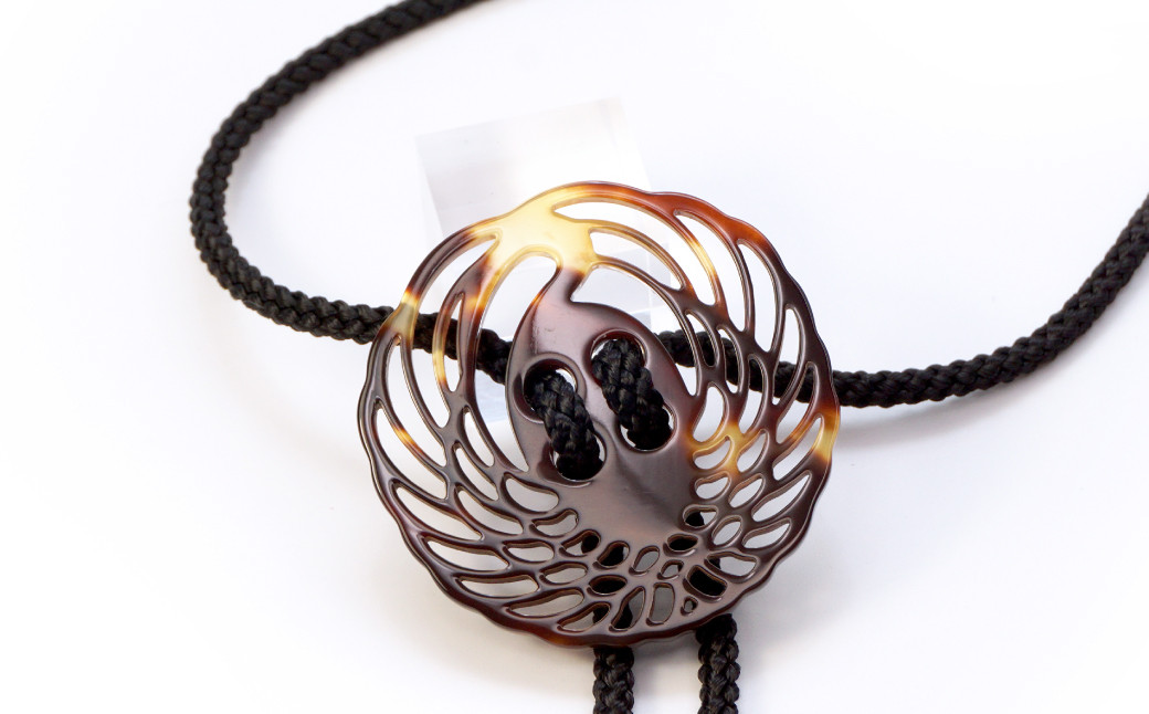 【べっ甲】刀鍔モチーフループタイ（鶴丸） 