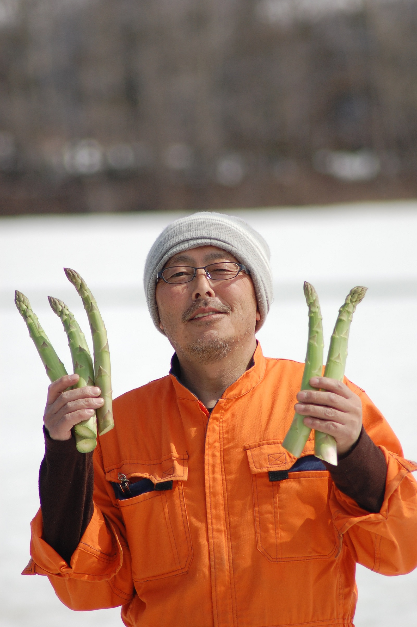 中川町のウエムラグリーン農産（有）から朝採りのアスパラをお送りします。