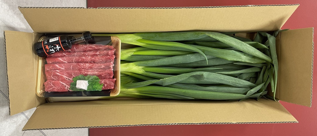 岩津ねぎのギフト箱に『岩津ねぎ・但馬牛・すき焼きのたれ』をセットしてお届けします！