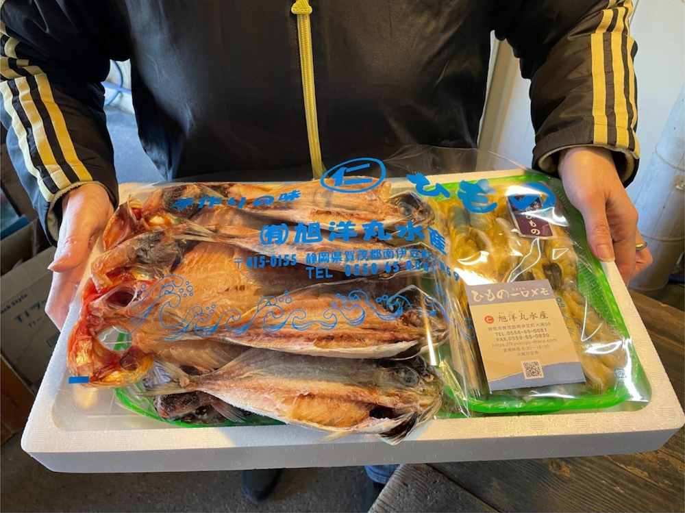 発泡スチロールに入れてお届けいたします。
※梱包画像に掲載している写真は、定番セットの写真内容となりますのでご注意ください。