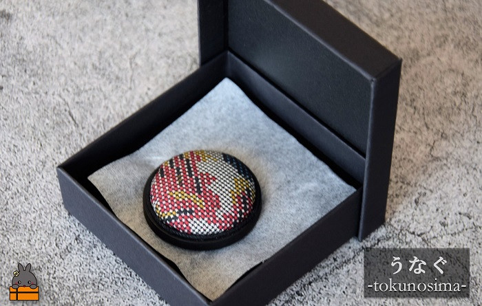 ひとつひとつハンドメイドで作られた大島紬のブローチをお届け致します。