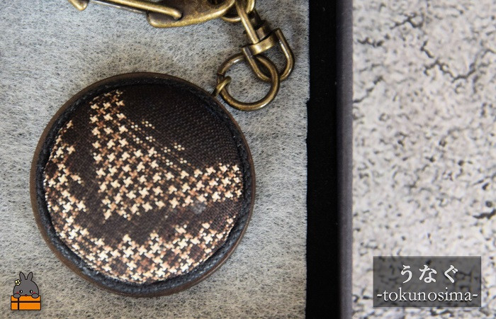 バッグやカギなどの小物に合わせて、大島紬の美しさで日常に感じてください。