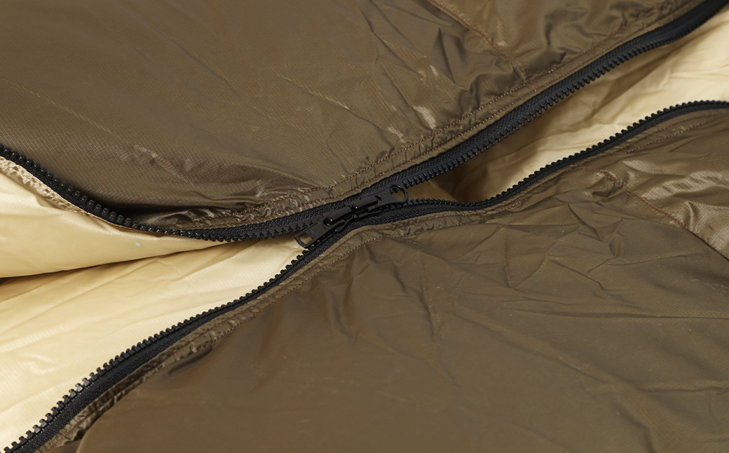 羽毛シュラフ 寝袋 封筒型 ダークブラウン・ベージュ ホワイトダックダウン70% 撥水・シレー加工 30Dナイロン軽量