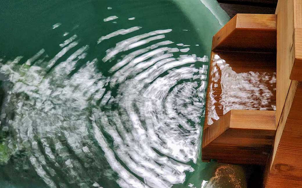 湯量豊富な天然温泉、100％源泉かけ流しです
