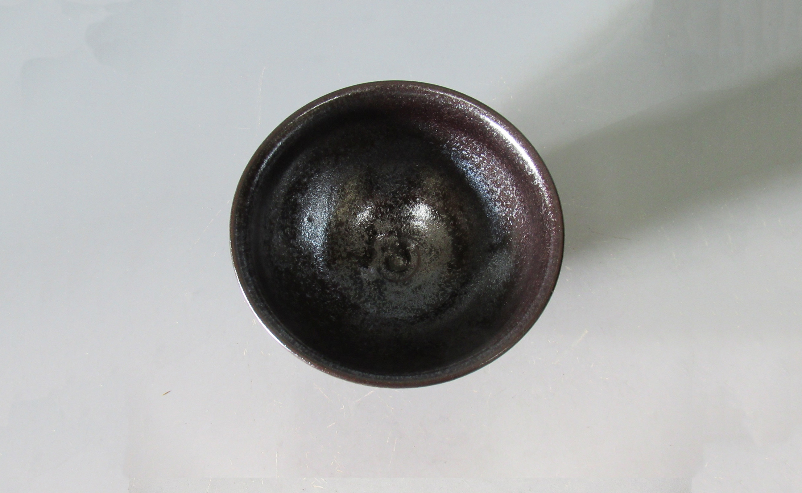 一面に氷が張り始めた時のような結晶が銀色に散らばっています。