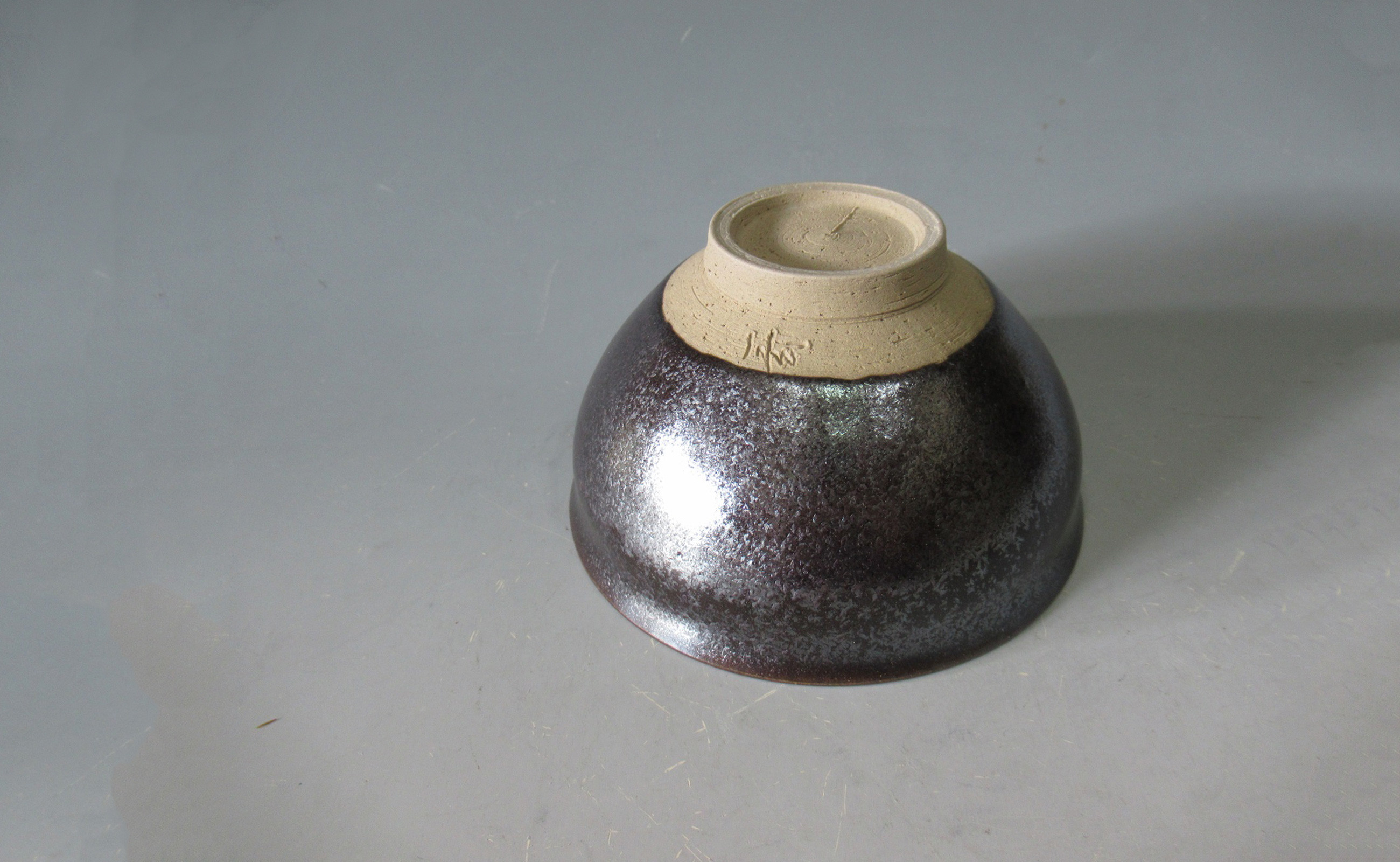 表面に光を当てると、金色の小さな粒々がキラキラと現れます。