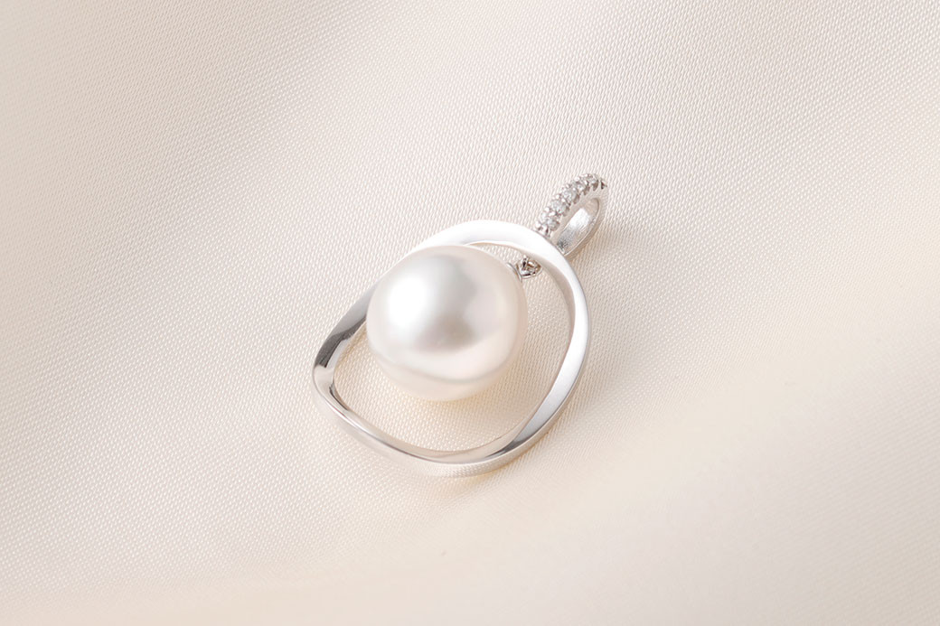 WG（K18）南洋パール 11.0mm UP ペンダント ダイヤ 0.04ct