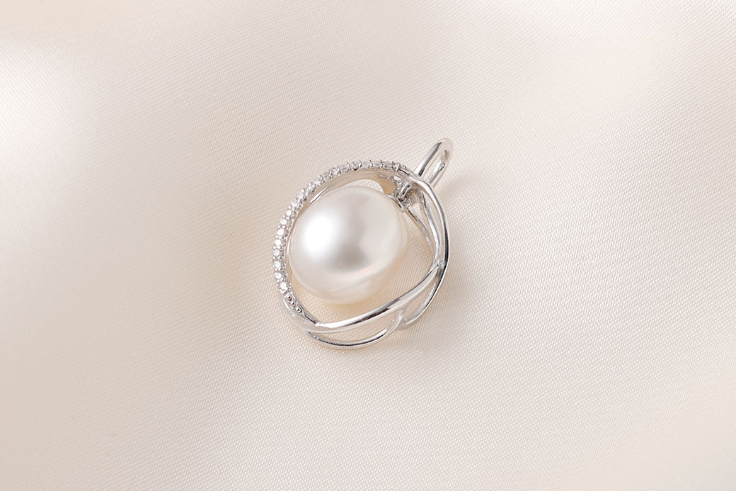 WG（K18）南洋パール 12.0mm UP ペンダント ダイヤ 0.10ct 