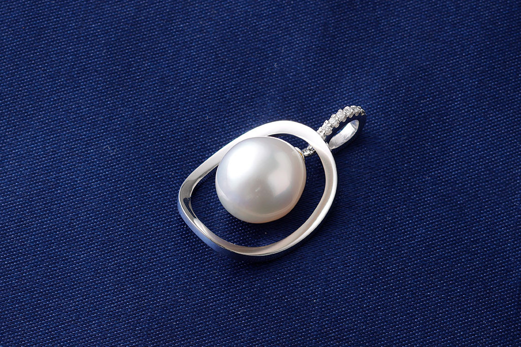 WG（K18）南洋パール 11.0mm UP ペンダント ダイヤ 0.04ct