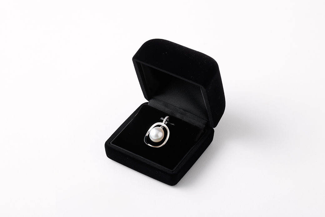 WG（K18）南洋パール 11.0mm UP ペンダント ダイヤ 0.04ct