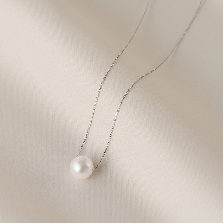 シンプルながら圧倒的なパールの存在感