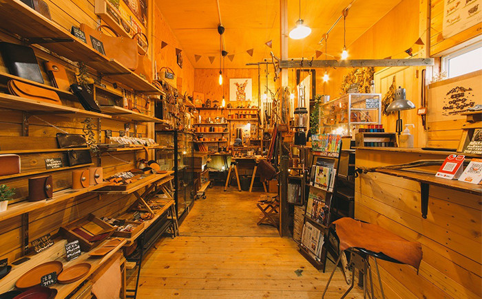 お店には多数のレザー商品があります