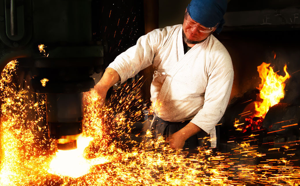 兄弟子と共に伝説の名刀「蛍丸」復元を手がけた　興梠房興日本刀鍛錬場見学チケット（1名様分）お土産付き！