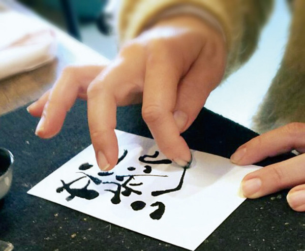 指を使った独特のアート技法で描きます