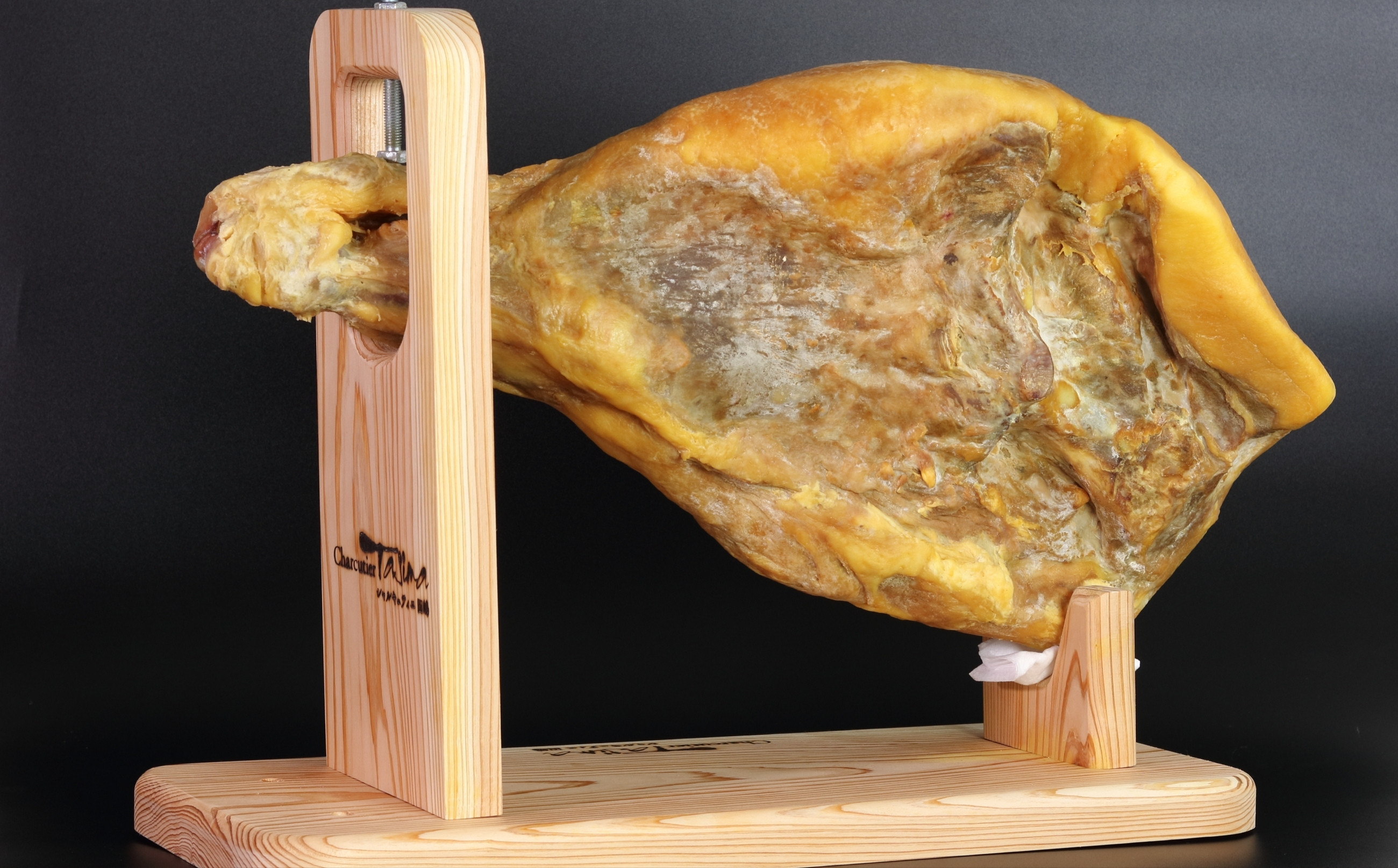 生ハム原木※スライスした状態でお届けします。生ハム台は返礼品に含まれません。