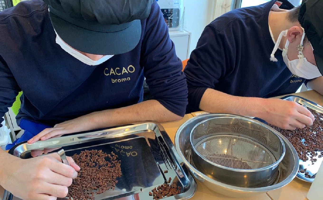 豆の選別や、このニブチェックに障害のある方々も参加してくださっています。