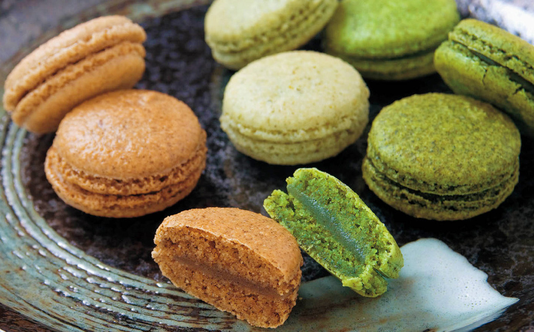 菊川の緑茶の味わいを心地よく楽しめる「菊川深蒸し和カロン」と「こだわりの焼菓子 8個セット」