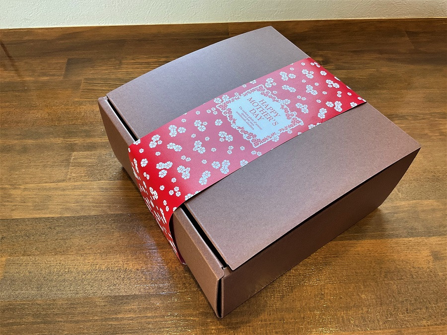 ギフトボックスに母の日の掛け紙を付けてお届けします。