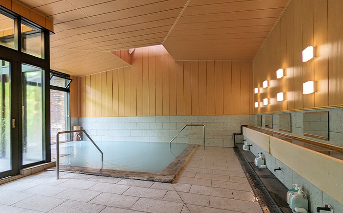 これぞまさに温泉！と言わんばかりの硫黄を感じられます