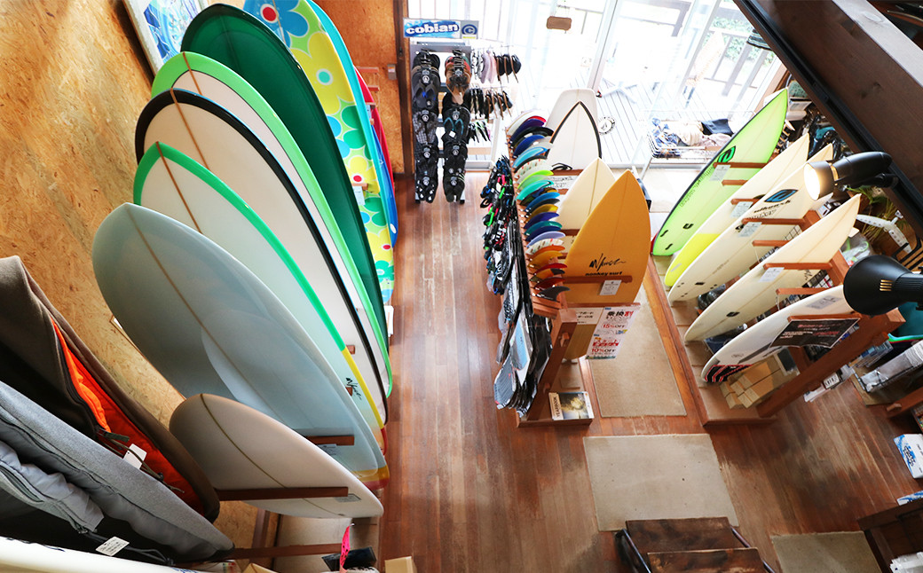 ショート、ファン、ロングボーダーやレディースサーファーと幅広いお客様に支えられ、その人に合った品物を取り揃えています。