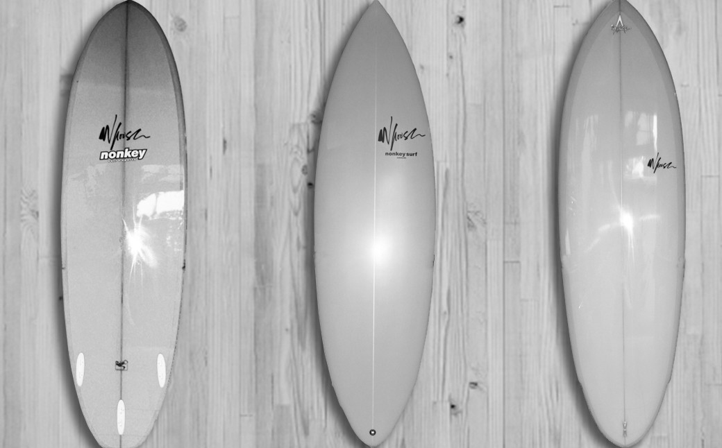 基本のボードは、クリアー＋ロゴ入り。差額をご負担いただくことで、オプション追加やアップグレードも可能です！