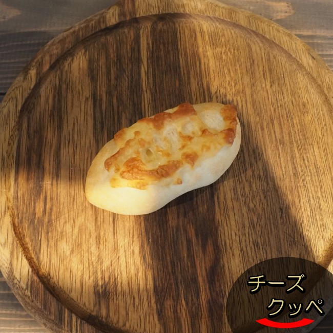 基本セット（食パン、あんぱん、塩バターあんぱん、チーズクッペ、ソーセージドッグ、クリームパン）＋季節のおすすめ7種類程度