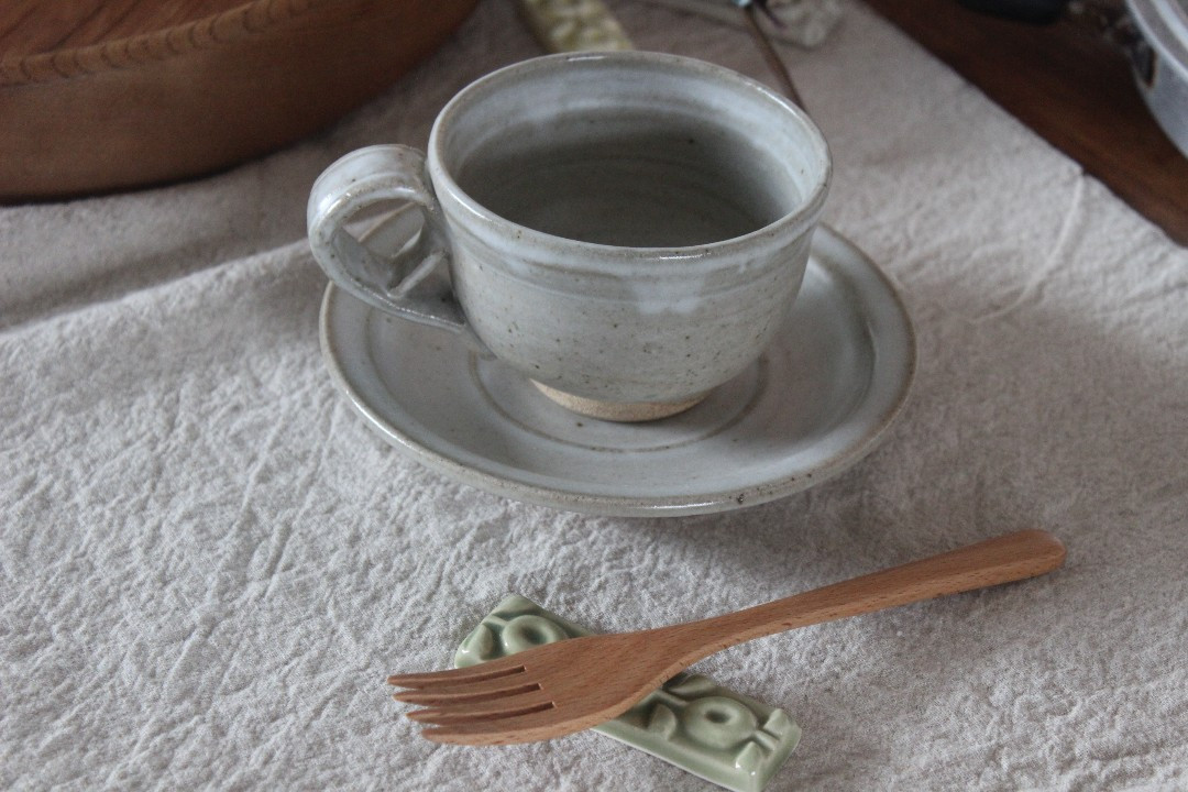 グレーストライプカップ＆ソーサ―各１点をお届けします。※写真はイメージです