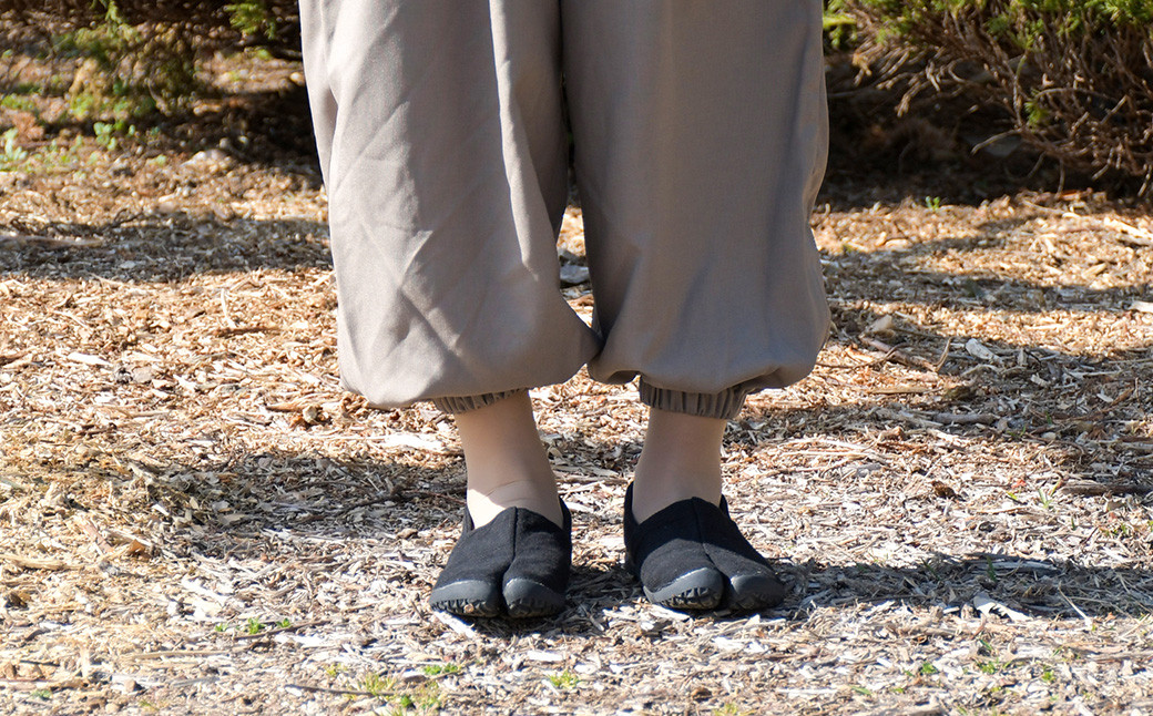 足袋型シューズ『たびりら』カラー：烏城【28.0cm】