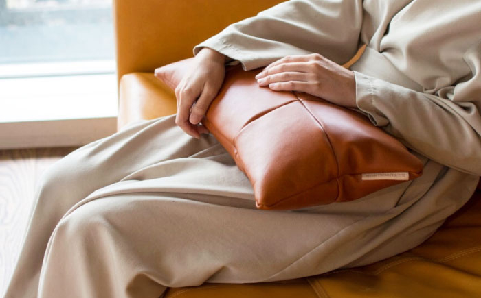 肘置きに、腰当てに、小さく硬めのクッション ソファー レザー 革