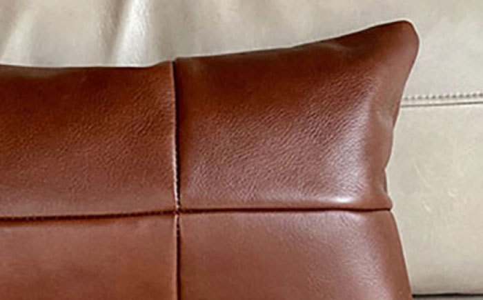肘置きに、腰当てに、小さく硬めのクッション ソファー レザー 革