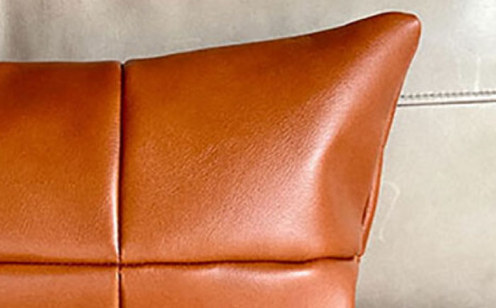 肘置きに、腰当てに、小さく硬めのクッション ソファー レザー 革
