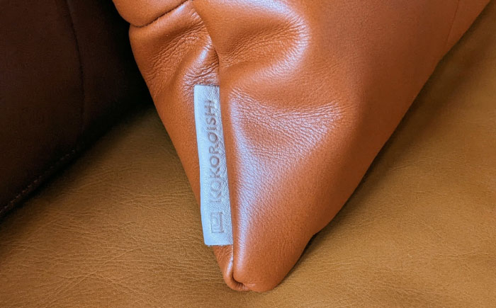 肘置きに、腰当てに、小さく硬めのクッション ソファー レザー 革