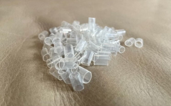 肘置きに、腰当てに、小さく硬めのクッション ソファー レザー 革