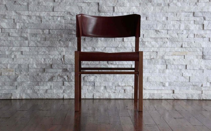 革の帯が人の形に合わせて優しく支える椅子 椅子 イス チェア