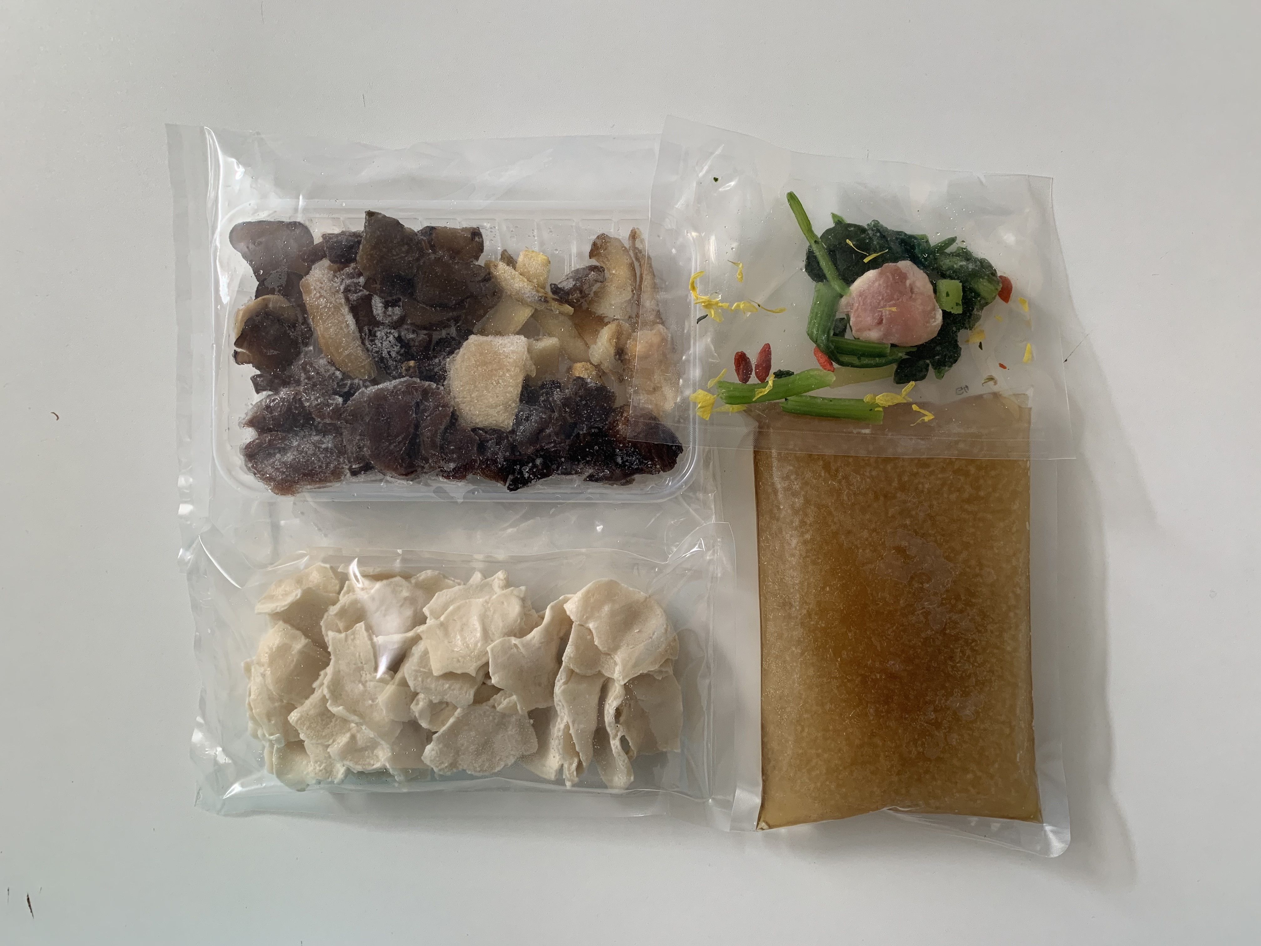 9種類のキノコ、すいとん、野菜類、タレのセットです