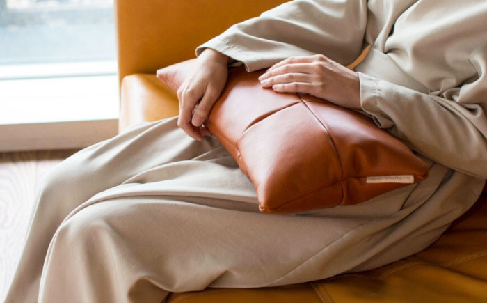 肘置きに、腰当てに、小さく硬めのクッション ソファー レザー 革