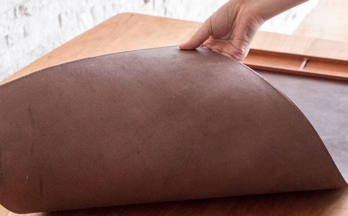 革の良さを堪能できる、栃木レザーのデスクマット マット マウスパッド