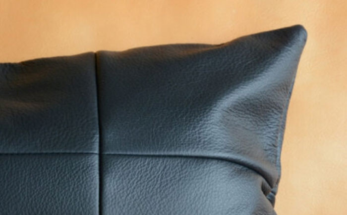 肘置きに、腰当てに、小さく硬めのクッション ソファー レザー 革