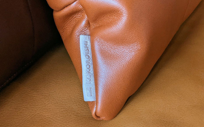 肘置きに、腰当てに、小さく硬めのクッション ソファー レザー 革