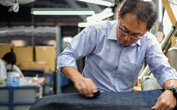 唯一無二の存在感!デニム加工職人が編み上げた、こだわりクッション