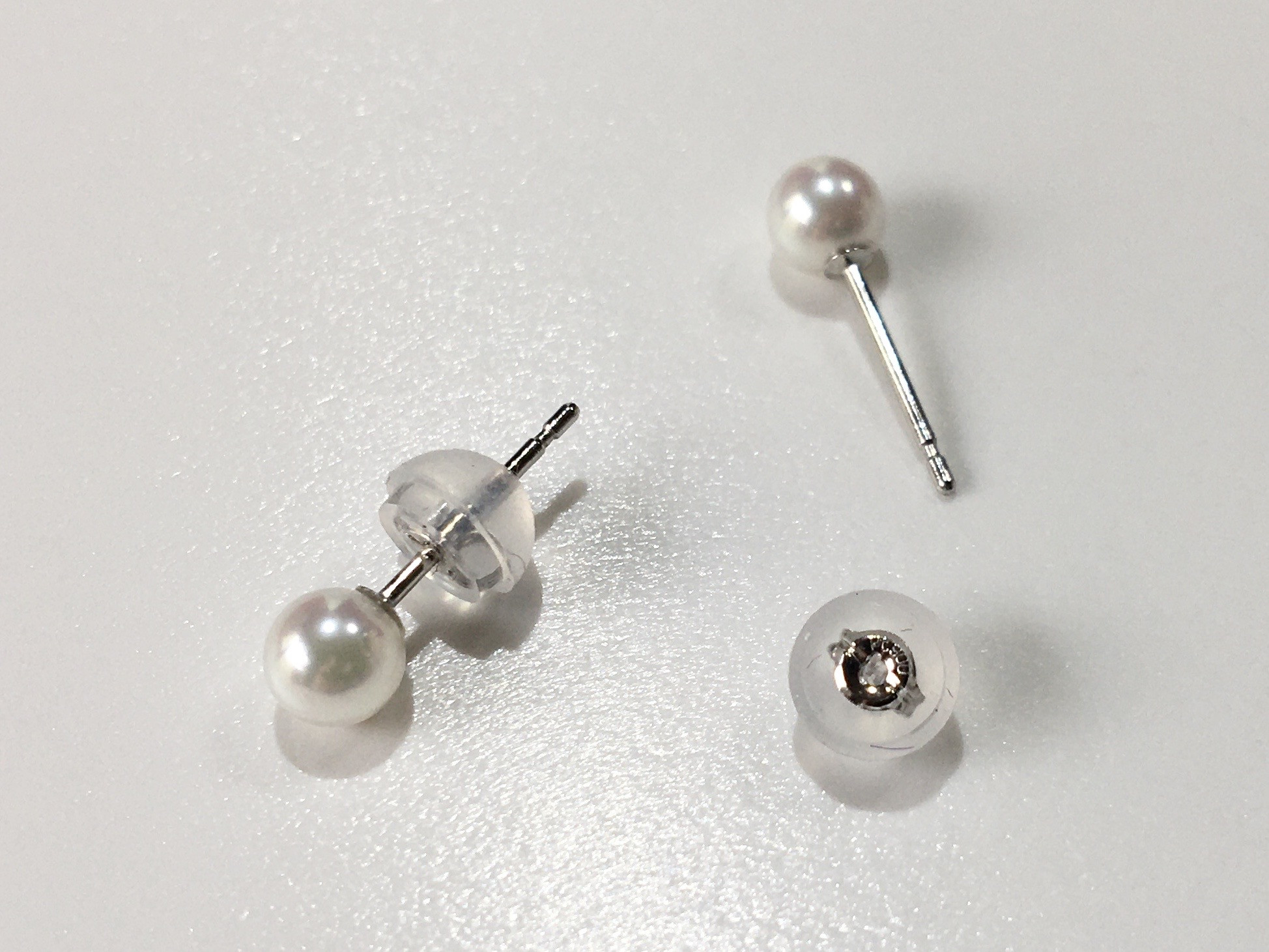 プラチナ製真珠ピアス。シリコンキャッチで使いやすく。