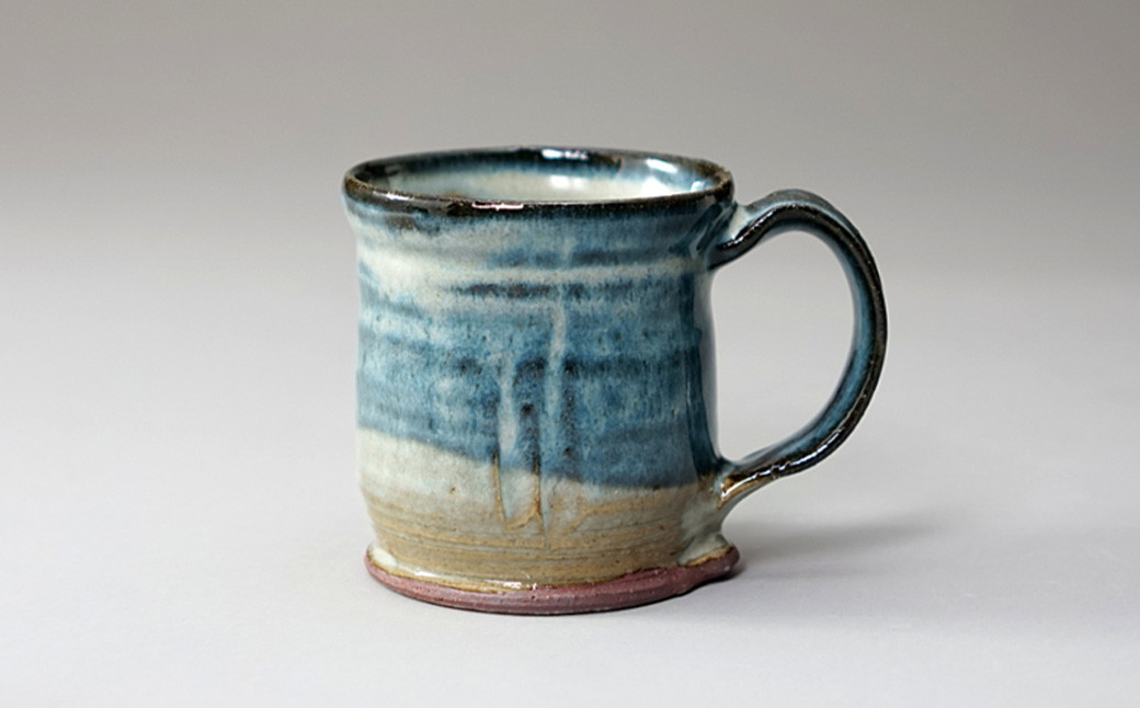 倉敷酒津の土を用いて製作されたマグカップ（海鼠釉）
