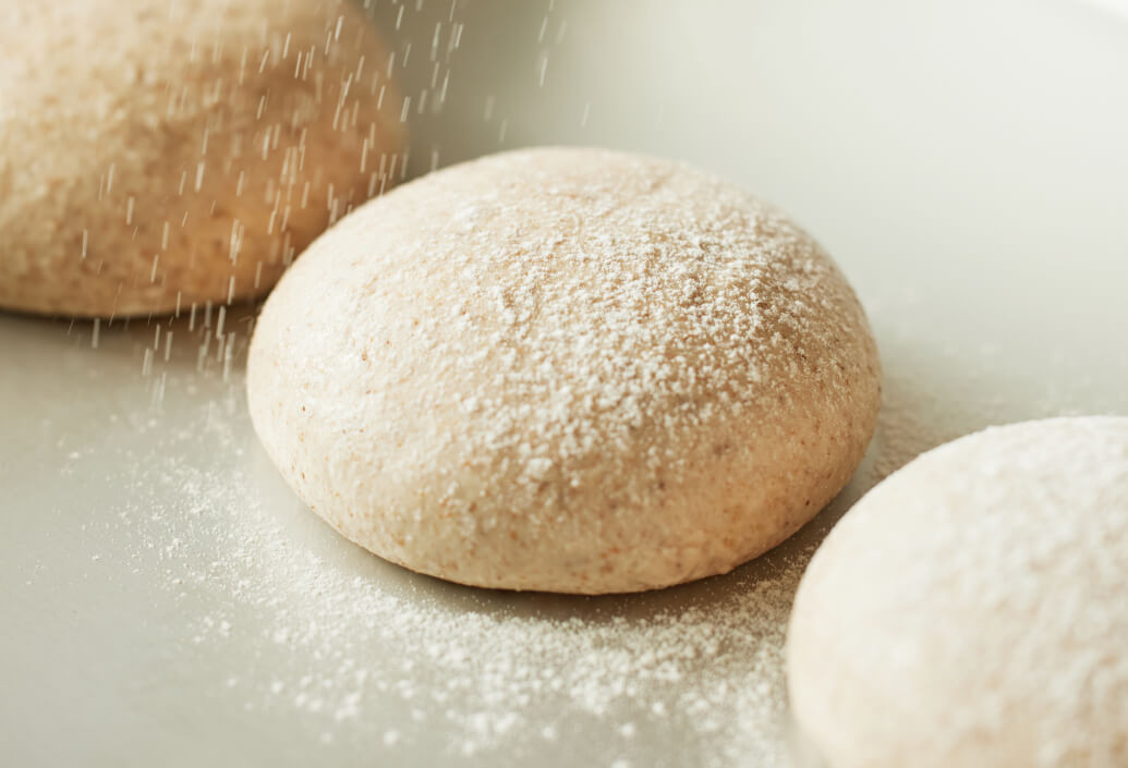 挽きたての国産全粒粉を使い、ただの水でなく玉ねぎ水を混ぜ合わせ、素材の風味と旨味を最大限引き出すから生地だけ食べてもおいしい。