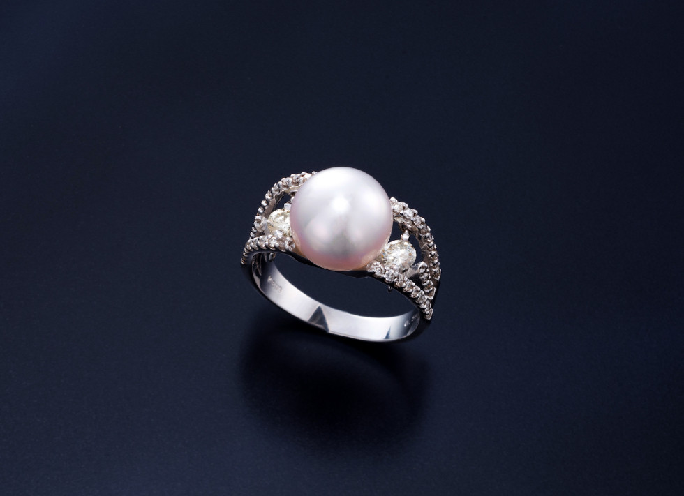 華やかなで存在感のあるパールリング