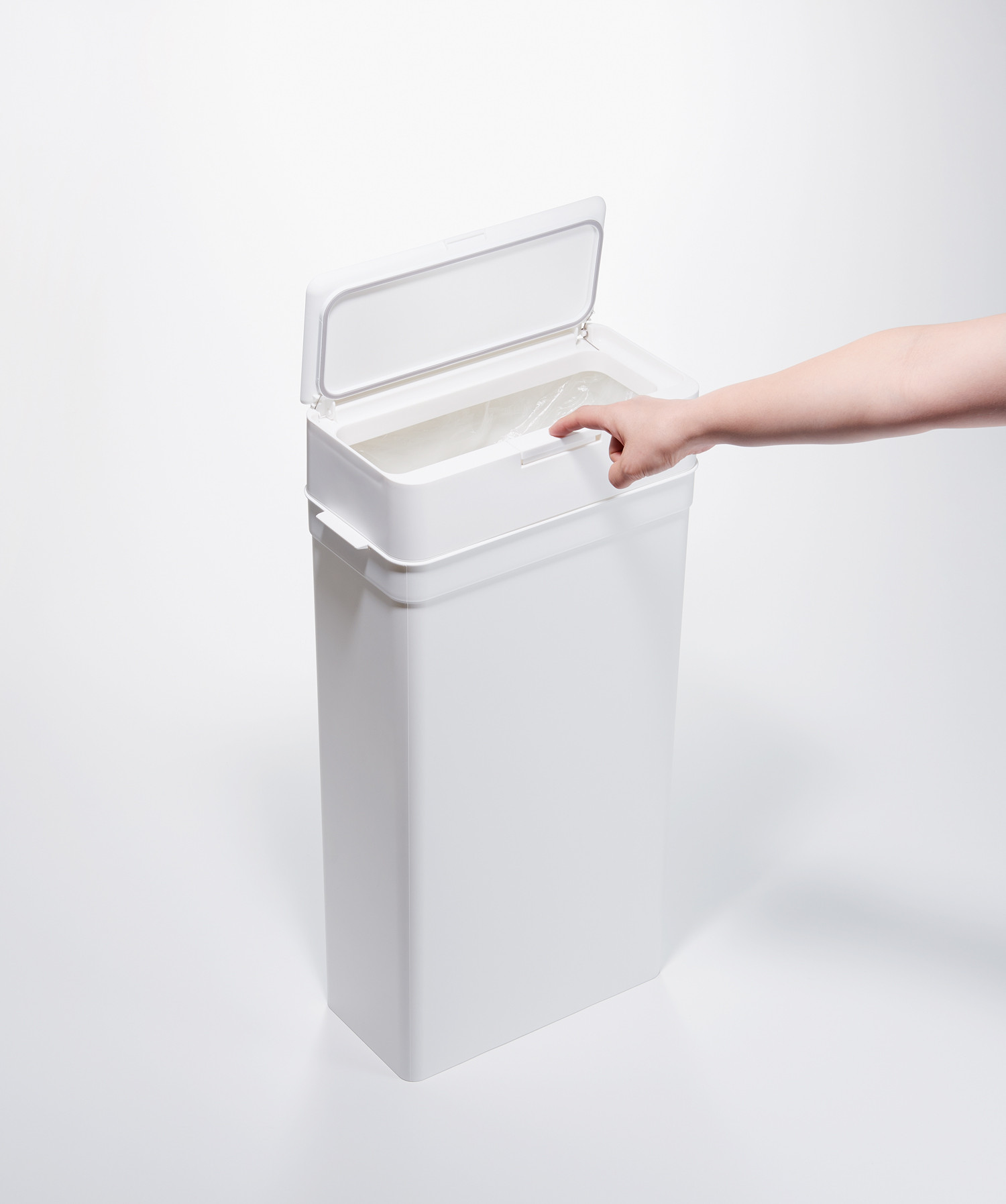 ニオイ漏れ防止のパッキン付きなのに、ワンプッシュ開閉可能