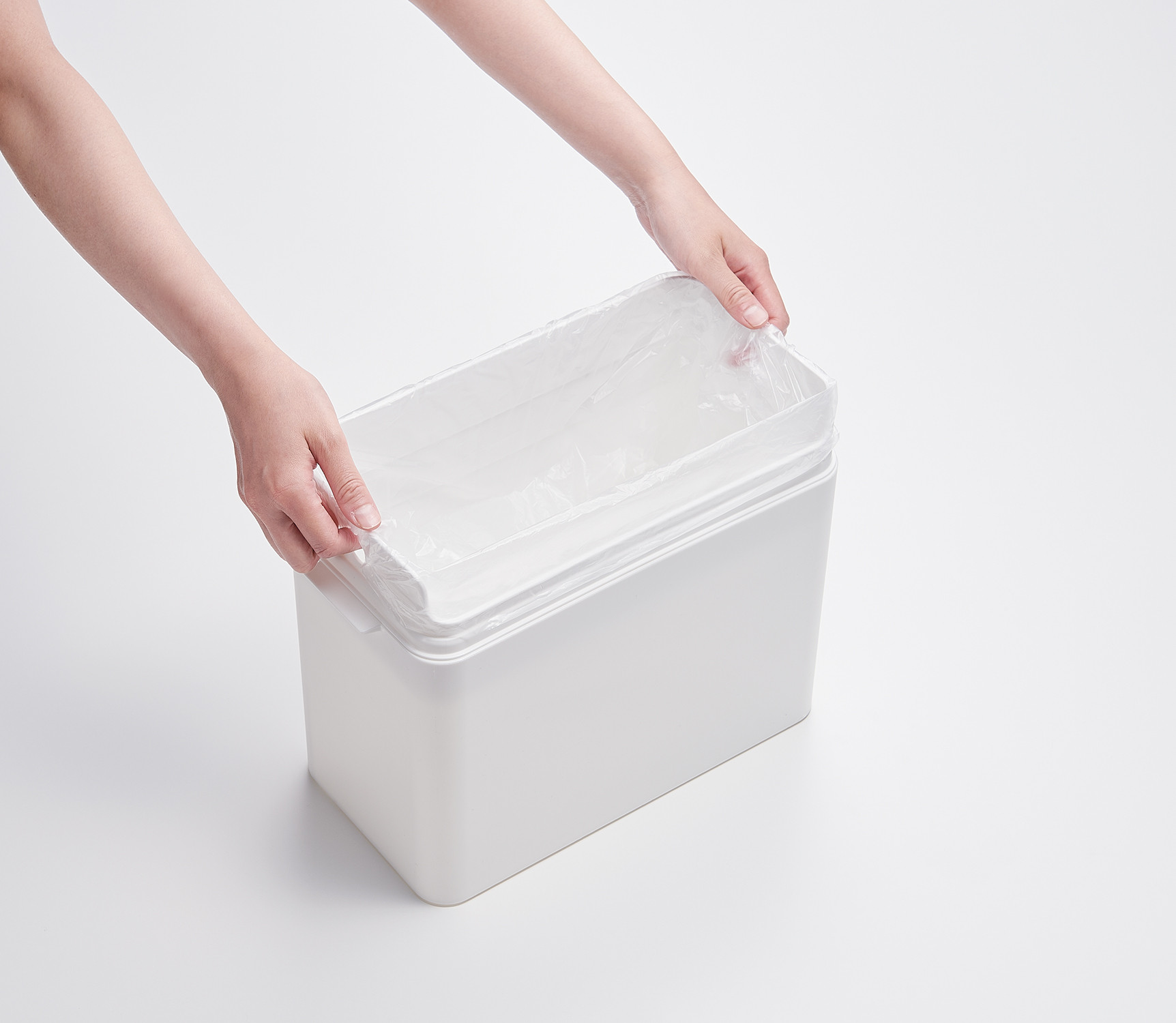 袋止めの穴に押し込むだけでゴミ袋を簡単取り付け